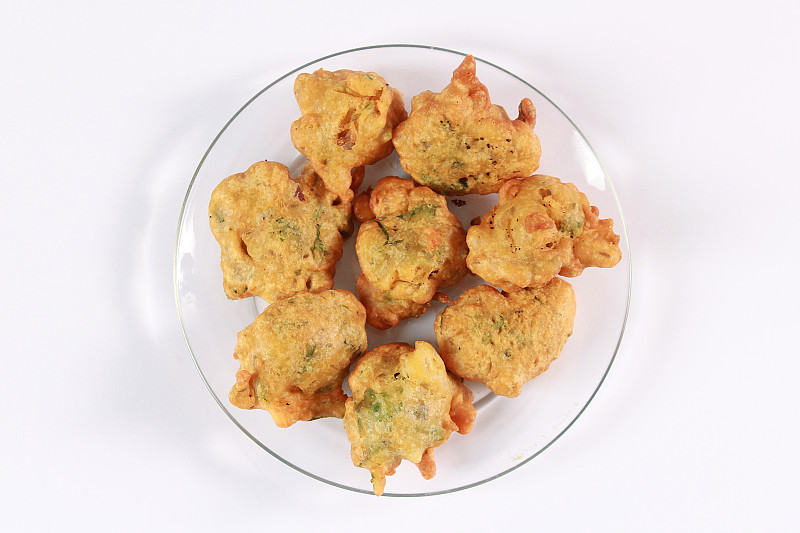 斋月开斋用的土豆Pakora，拉姆赞著名的食物盆地pakoda或batata vara。斋月、排灯节