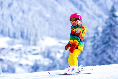 小女孩在山上滑雪
