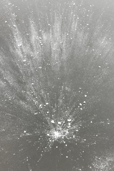 冰上的雪球爆炸