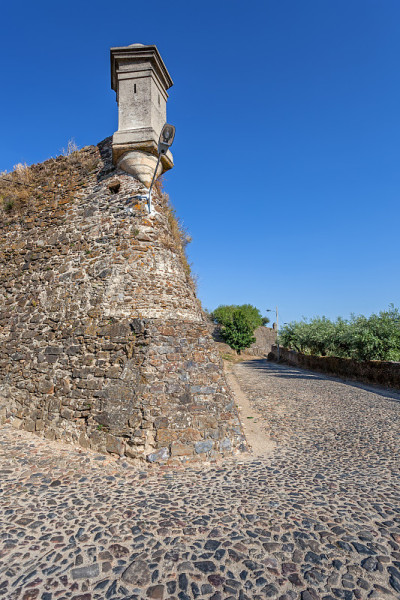哨兵箱建在Fort de Sao Roque堡垒的墙上，有防御炮火的墙和防御。