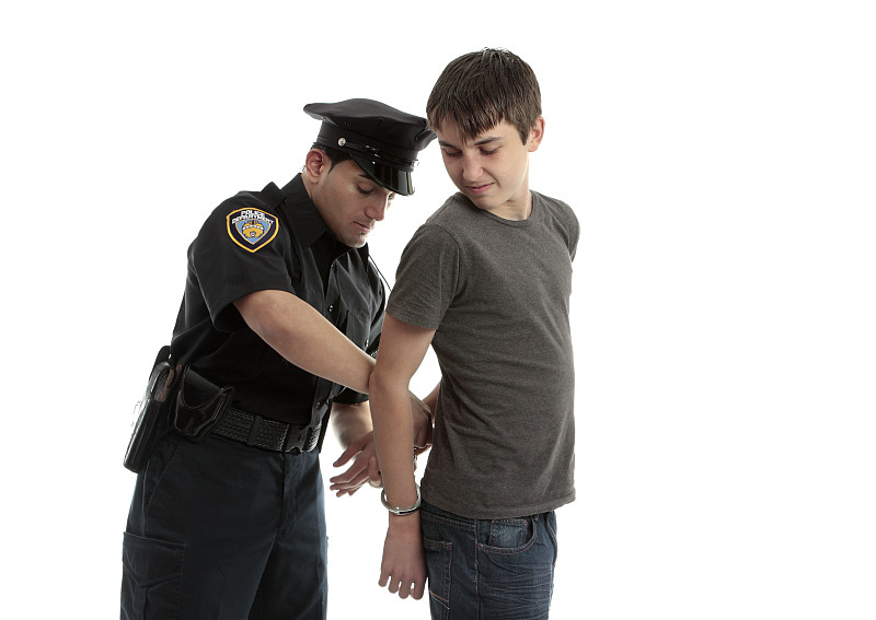 警察铐少年