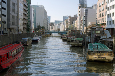 日本的船屋漂浮在河上