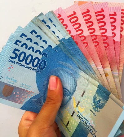 10万卢比(100.000,00卢比)和5万卢比钞票(50.000,00卢比)为印度尼西亚的法定货币
