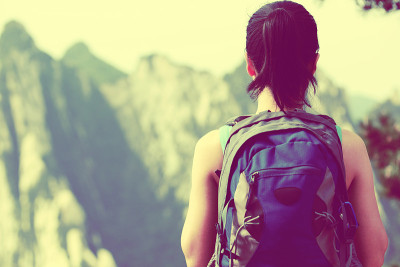 华山的女徒步旅行者