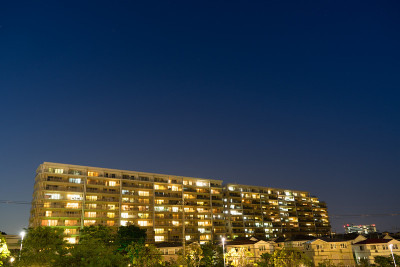 在日本，公寓楼和住宅的夜间外观。