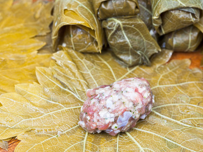 用藤叶、肉末和米饭烹饪dolma