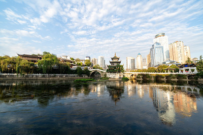 甲秀楼是贵阳市的标志性建筑之一。