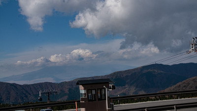 日本箱根的富士山和观光缆车。