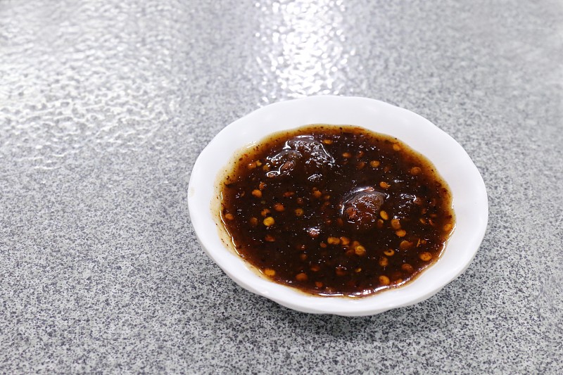酱汁，亚泰式酱汁蘸在一个小咸味，辣椒酱在一个杯子与辛辣的食物