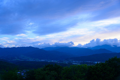 黄昏时日本长野Achi村的景观