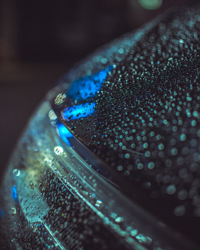 汽车引擎盖上有雨滴