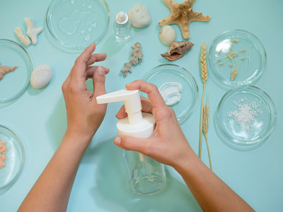 用于手部皮肤的乳霜和油，女性用的是手霜