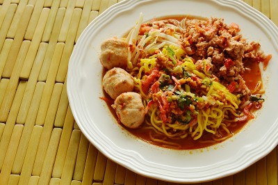 中国的黄面条，调味辣肉末，虾仁汤