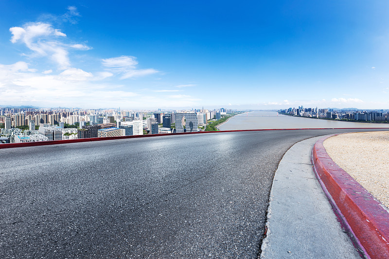 空旷的道路与近河的现代城市景观