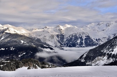 冬天雪山云雾缭绕