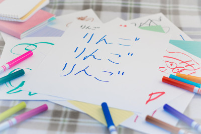日本;孩子们写水果的名字练习(翻译;苹果)