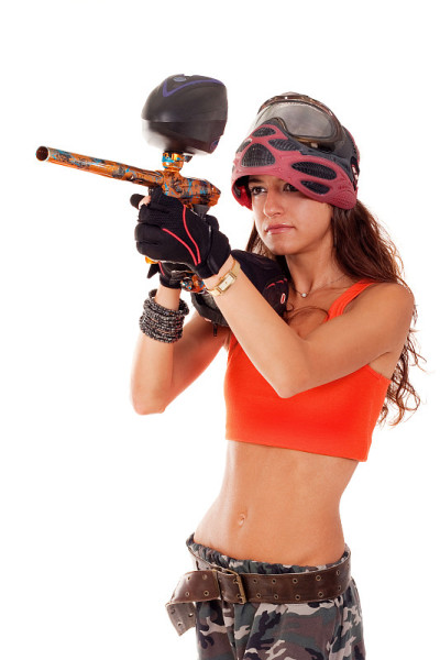彩弹射击的女孩