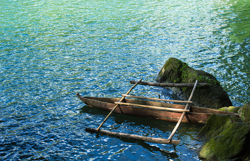 静水湖面上的乡村木船。田园诗般的湖泊景观与老双体船。