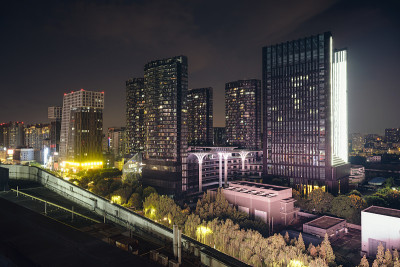 成都现代建筑与夜间立交桥