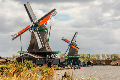 多姿多彩的荷兰风车在Zaan河，Zaanse Schans, Zaandam，荷兰