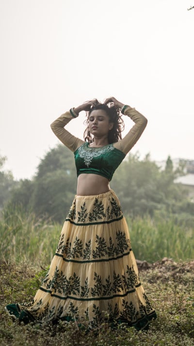 印度女孩在传统印度服装lehenga choli
