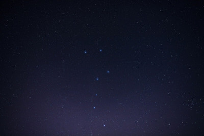 银河系的星星和星空从一个遥远的郊区黑暗的位置长时间曝光拍摄。