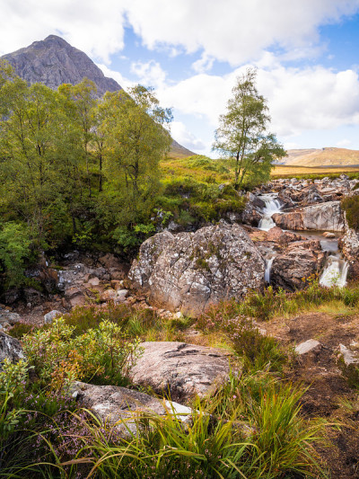 瀑布与Buachaille etive mor, Glen Coe，苏格兰，英国