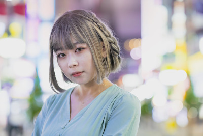 一名年轻女子晚上在东京摆造型