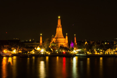 在美丽的夜景中，又称“黎明寺”。