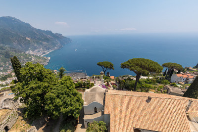 从Villa Rufolo, Ravello, Campania, Italy俯瞰萨莱诺湾