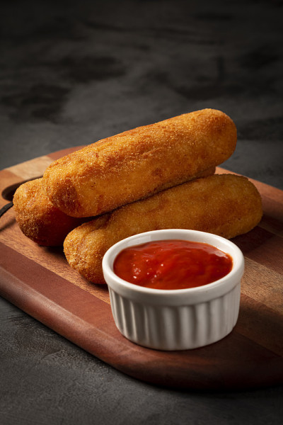 炸Risol或Risol。以奶酪和火腿填充的Risoles。