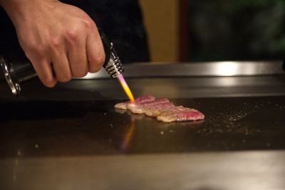 在铁板烤架上烤肉