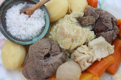 用火煮肉和蔬菜