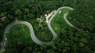 无人机拍摄的山路弯道。