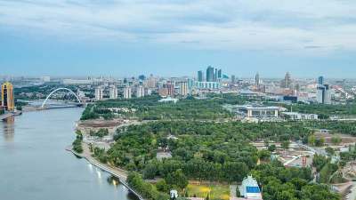 从高处俯瞰市中心，河流、公园和中央商务区，日夜兼程，中亚，哈萨克斯坦，阿斯塔纳