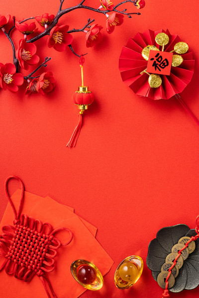 以中国农历新年为背景设计概念，以红梅和节日装饰。