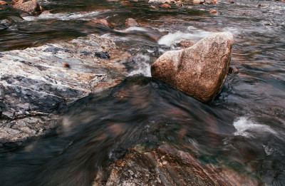 热带河流水流湍急，山石景观，快门速度缓慢