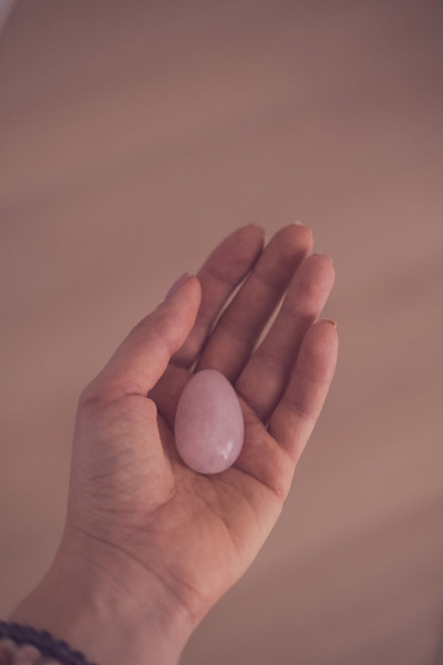 女人手里拿着女人的蛋