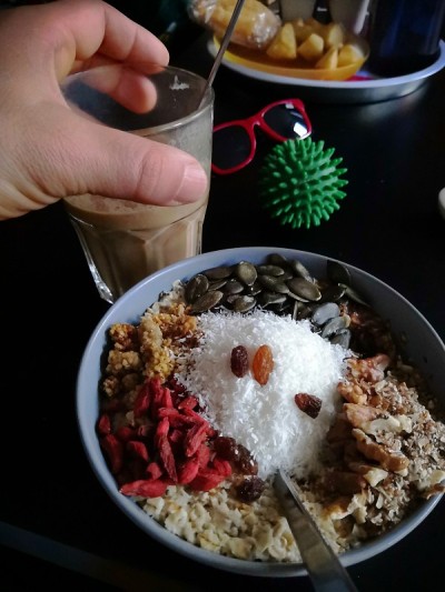 享用素食早餐和咖啡的男人