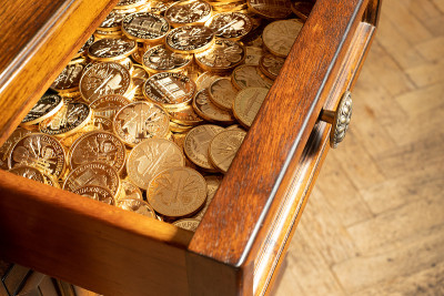 金条金币放在抽屉里