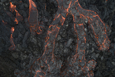无人机俯瞰火山口和流动熔岩