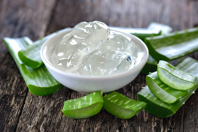 芦荟胶在碗与木桌