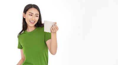 年轻美丽的亚洲女人的肖像手握咖啡杯早晨春天的时间孤立在白色的背景。夏天快乐快乐。韩国化妆觉醒大学，亚