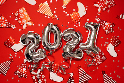 2021年金色圣诞气球孤立在白色背景上。氦气球，金箔号。2021年新年快乐的数字。聚会装饰、周年纪念
