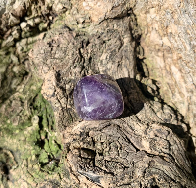紫水晶宝石在木材背景