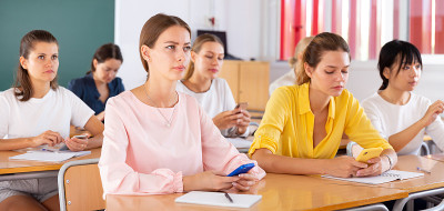 学生在课堂上使用智能手机