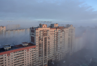 雾像云一样笼罩着城市的一部分房屋。