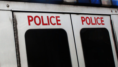 近距离观察停在伦敦街道上的警车。英格兰