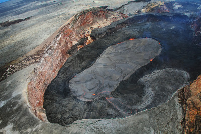 普乌火山口熔岩湖鸟瞰图