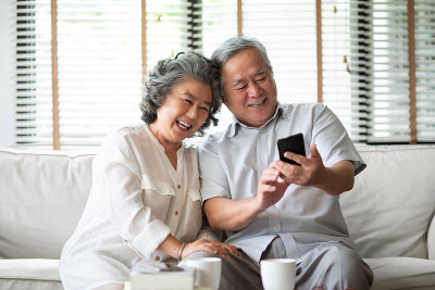 亚洲老年夫妇使用手机。